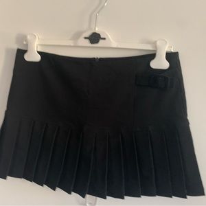 Debbie Shuchat Black Mini Skirt -Pleat detail. Size 6